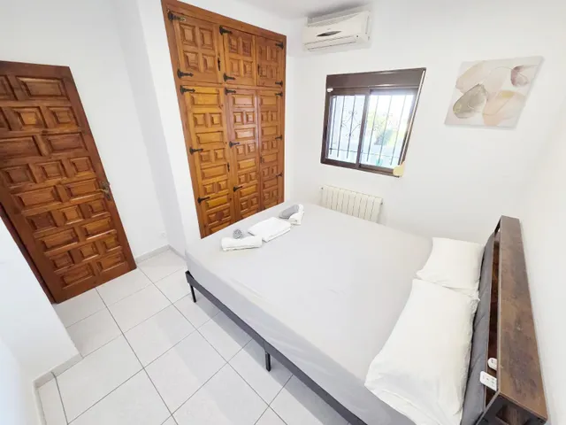 Chalet con 3 viviendas independientes, piscina privada cubierta y vistas al mar — 14