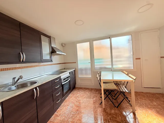 EXCELENTE PISO CERCA DE LA PLAYA, TOTALMENTE REFORMADO, EN 1º PLANTA,  EN UNA CASA TIPICA DEL BARRIO DEL CABAÑAL. — 3