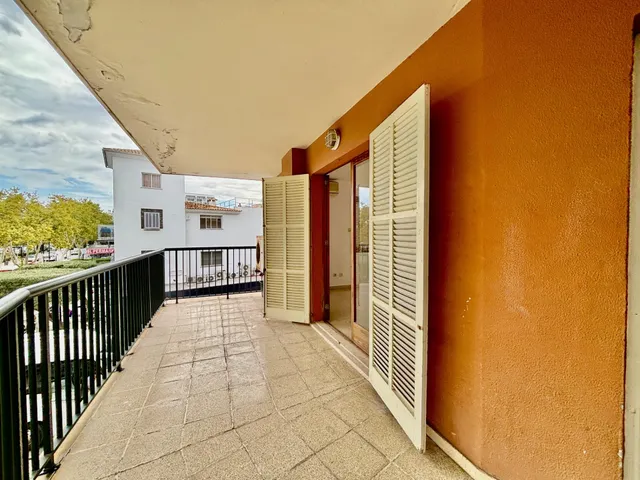 Apartamento luminoso y semi reformado de 4 dormitorios en el corazón de Port d’Alcúdia — 6