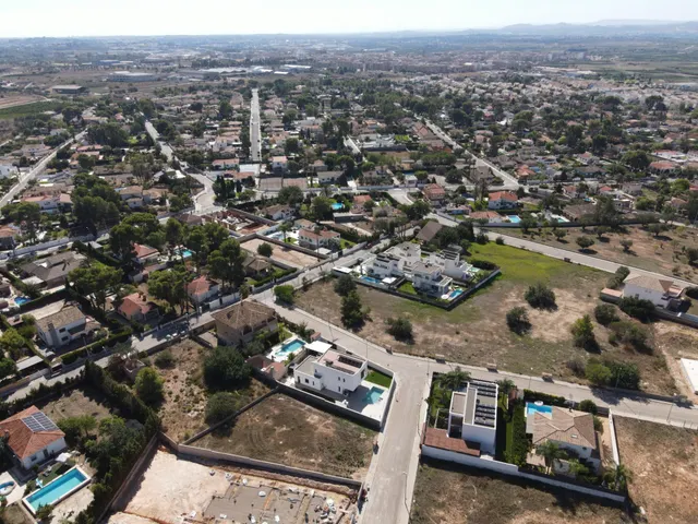 PARCELA URBANA DE 696 m2 EN MONTE COLORADO — CREA EL CHALET QUE IMAGINAS — 38