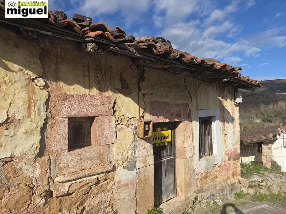 Se vende casa de piedra para rehabilitar con jardín en Cades (Herrerías)