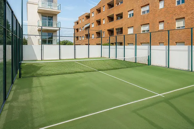 APARTAMENTO ESQUINERO CON TERRAZA Y GARAJE EN COMPLEJO RESIDENCIAL CON PISCINA Y ZONAS COMUNITARIAS — 28