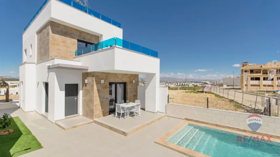 ¡Chalet individual nuevo a la venta en Vistabella Golf Orihuela!