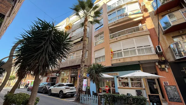 ✨ Piso de 135 m2 en pleno centro de Torrevieja, junto a la Plaza de la Constitución – Amplio, luminoso y con infinitas posibilidades ✨ — 22