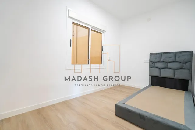 Exclusiva vivienda de 4 dormitorios, totalmente reformada, a 550m del puerto y la playa de Cambrils. — 30