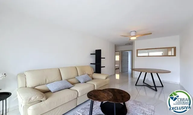 Apartamento 2 dormitorios renovado con terraza en Santa Margarida, Rosas — 12
