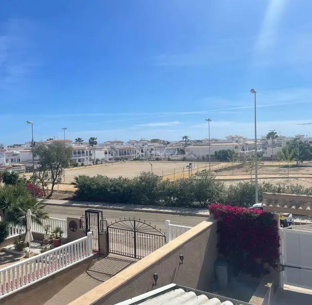 PRECIOSO CHALET DE 3 DORMITORIOS A 700 METROS DEL MAR CON PI - foto 5