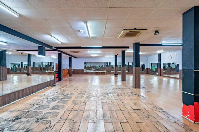 Local comercial 300m² en venta - Ejido sur — 10