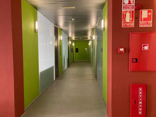 ALQUILER DE OFICINA, EN CENTRO DE EMPRESAS — 28