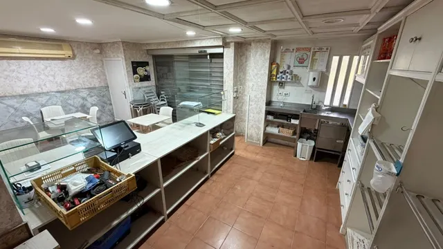Amplio Local Comercial en Puerto de Castellón por €250,000 - foto 2