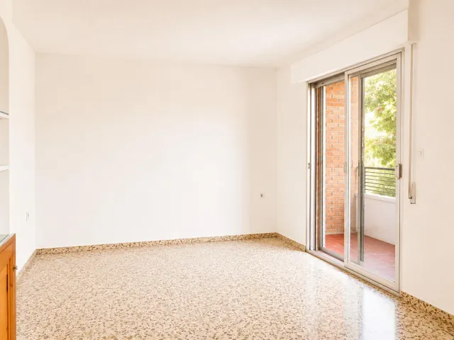 Piso en Armila junto parada de metro todo exterior. — 7