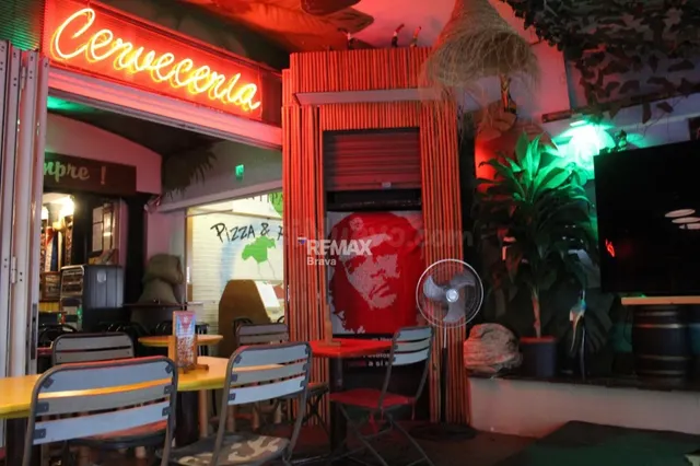 Empuriabrava | Traspaso de emblemático Cocktail Bar con 21 a - foto 2