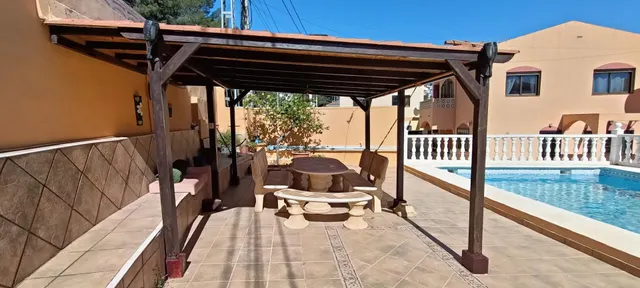 Gran chalet independiente de 3 plantas con dos viviendas y piscina — 13
