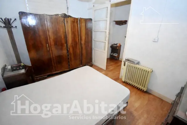 Extraordinaria finca con local comercial y múltiples posibilidades de reconversión a reformar en pleno centro — 17