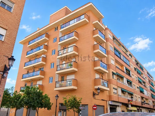 Piso amueblado de 2 habitaciones y parking incluido en Sant  - foto 3
