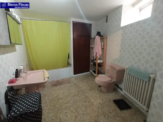 SE VENDE AMPLIO PISO EN PONFERRADA — 18