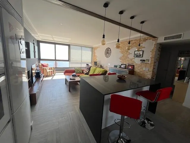 Alquiler todo el año, Apart. 1 dorm. de 90 m2, salón amplio y cocina con isla, reformado, vistas mar — 25