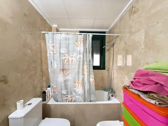 BUNGALOW EN PLANTA BAJA EN ROJALES CON JARDÍN DE 90 M2. 2 DORM. 1 BAÑO. SUPERFICIE DE 75 M2. PISCINAS COMUNITARIAS. — 26