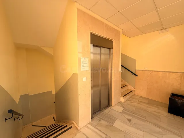 ¡Oportunidad estratégica para tu negocio en Tomares! Oficina - foto 5