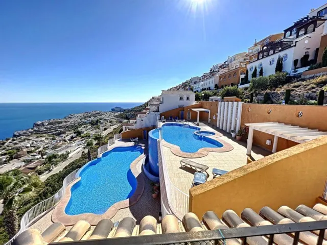 APARTAMENTO CON ESPECTACULARES VISTAS AL MAR Y DOS PISCINAS  - foto 2