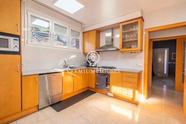 Chalet en venta con ascensor, piscina y grandes espacios en Canet de Mar — 16