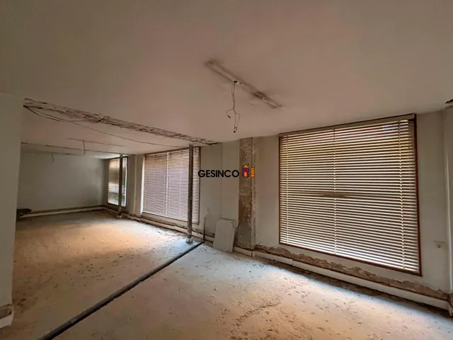 LOCAL COMERCIAL CÉNTRICO CON OCHO ESCAPARATES — 3