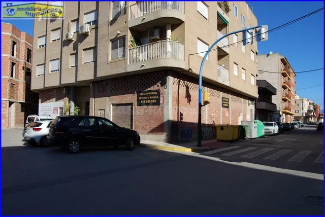 Alquiler de amplio local comercial en Santomera con excelent