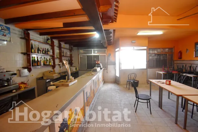 ESPACIOSA CASA CON LOCAL COMERCIAL, DOS TERRAZAS Y BALCÓN — 27