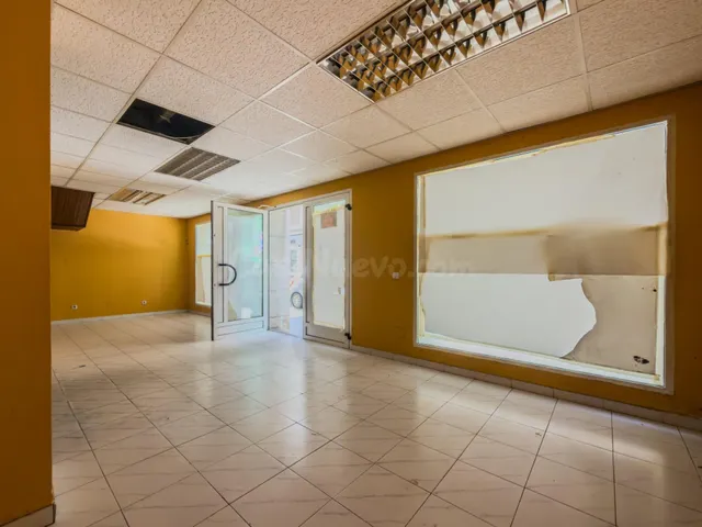Amplio local comercial con escaparates y garaje privado en p - foto 5