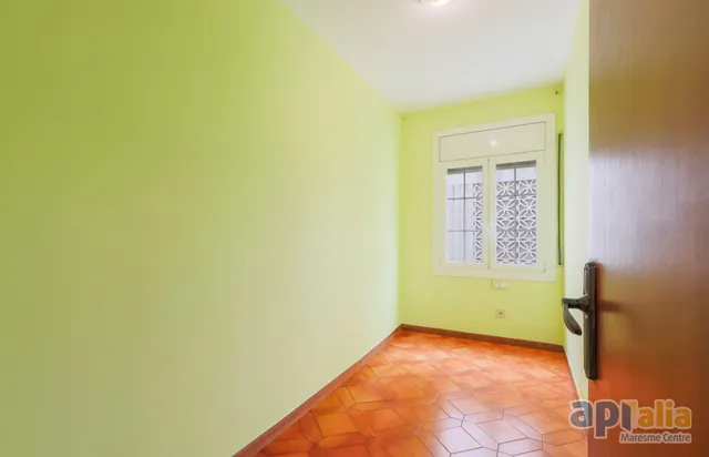 Gran piso en Breda: 4 dormitorios, muy luminoso y junto al centro — 25