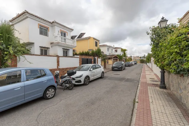 Casa independiente con piscina en La Zubia. — 43