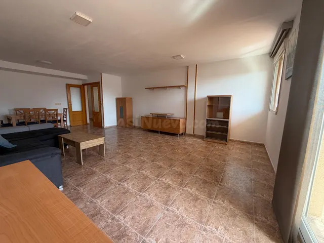 Piso amplio y muy luminoso con ascensor y comunidad incluidos – 800 €/mes (posibilidad de plaza de garaje en el mismo edificio por 50€ mas al mes) — 5