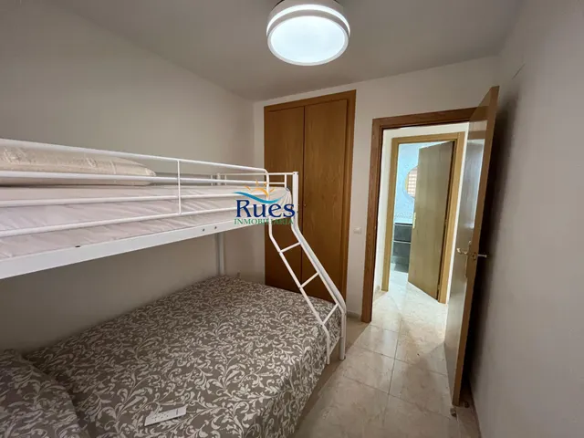 Piso reformado en primera línea del mar con terraza y piscina comunitaria — 30