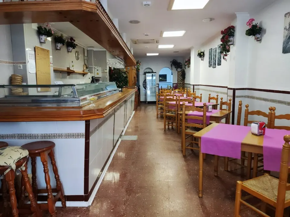 Listo para abrir: licencia de restaurante activa, cocina industrial y salida de humos.