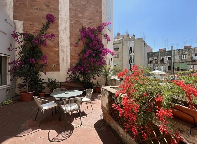 EDIFICIO JUNTO MERCAT DE SANT ANTONI — 23