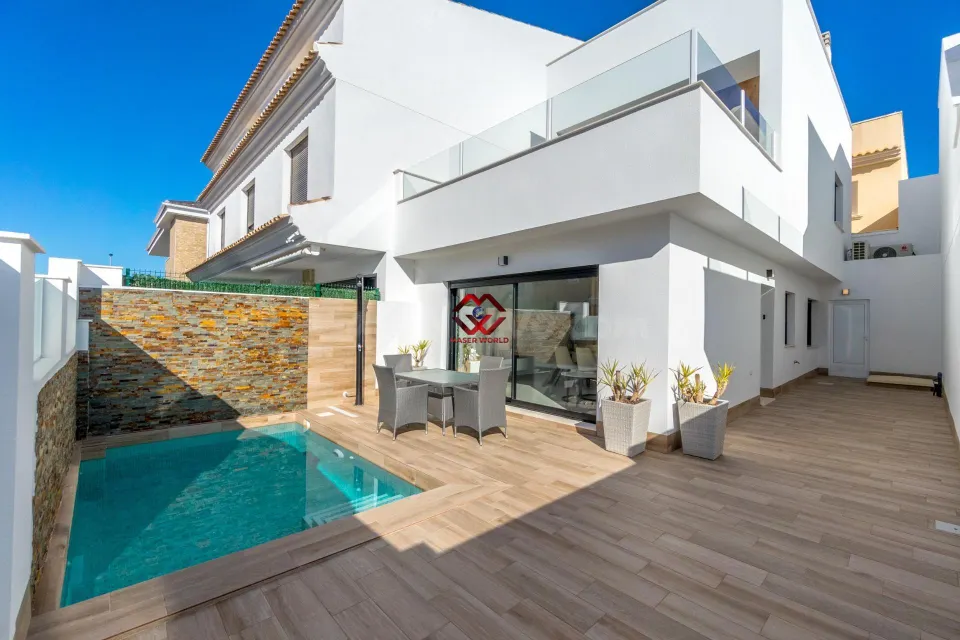 Se vende villa independiente con piscina, solárium y cocina de verano