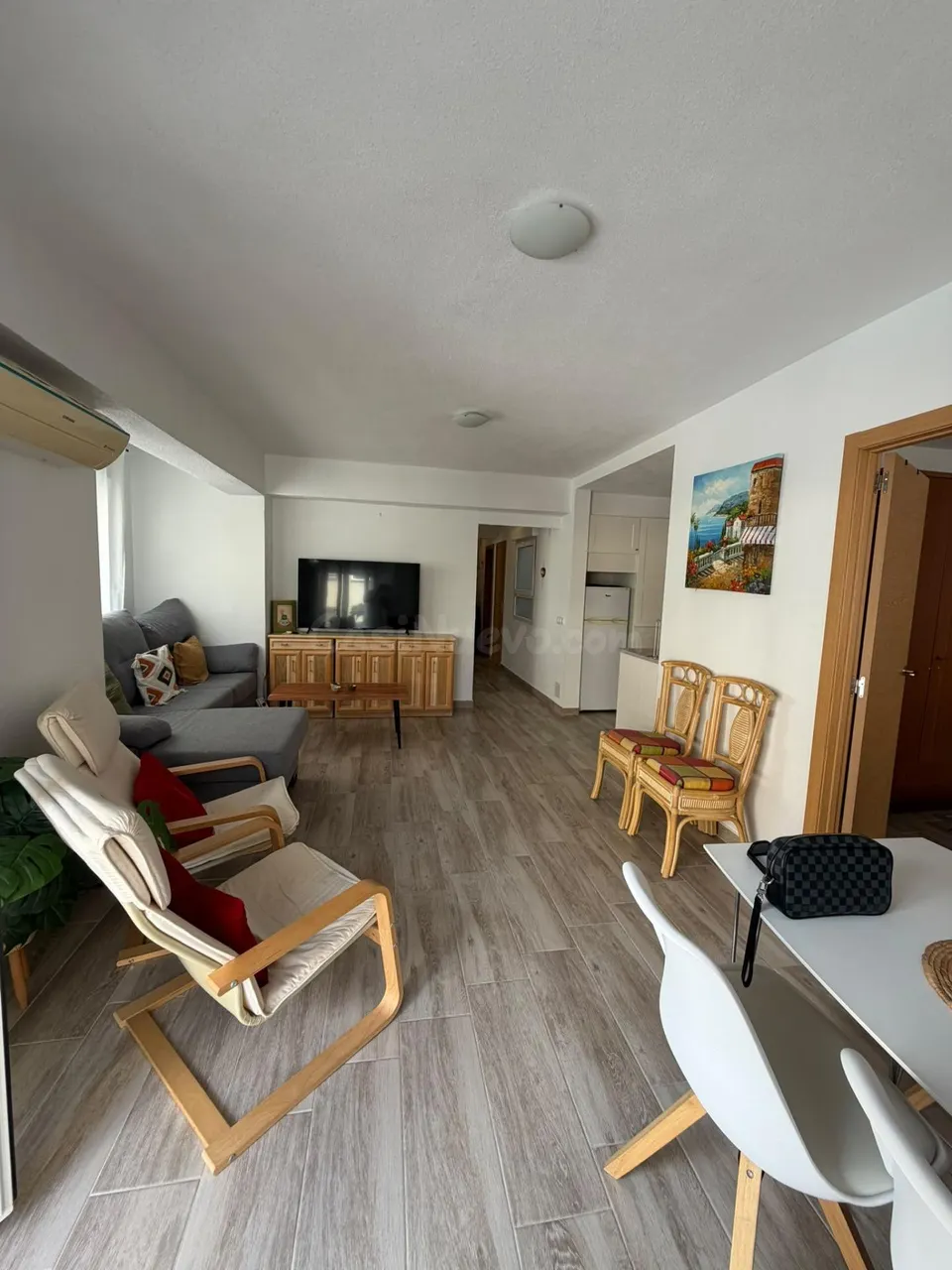 Apartamento reformado con terraza, Alicante, Torrevieja. 3 habitaciones, 100 m2, 90 metros del mar