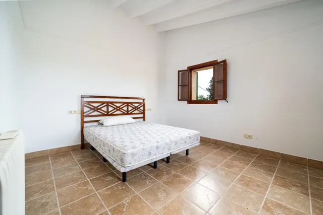 Finca mallorquina con carácter, jardín mediterráneo y vistas a la Serra de Tramuntana · Biniali — 35