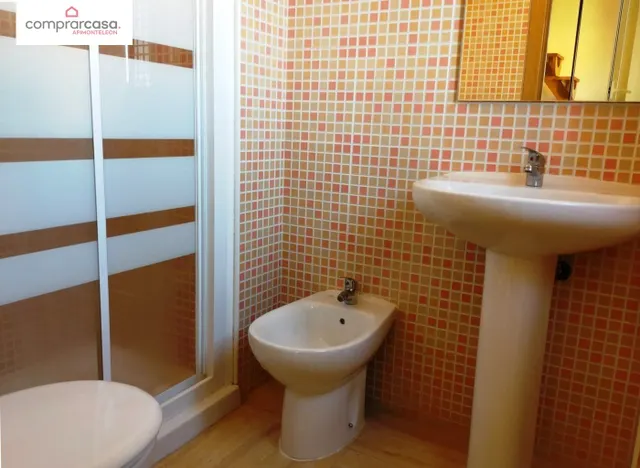 Ático Dúplex en Valdeacederas con Amplia Terraza y Comodidades Modernas — 13