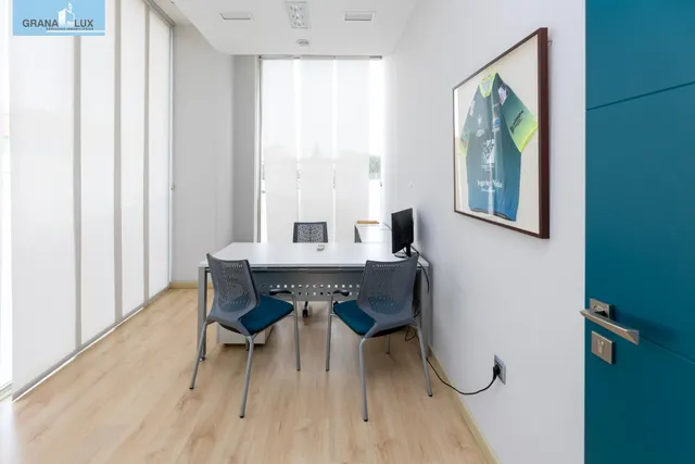LOCAL COMERCIAL JUNTO AL CAMPUS DE LA SALUD — 11