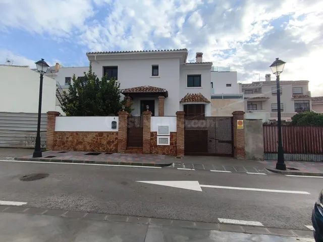 LOS PACOS, CHALET INDEPENDIENTE - 4 dormitorios, 3 baños - G - foto 2