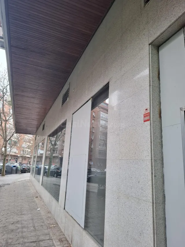 SE VENDE LOCAL EN RENTABILIDAD EN CALLE MAURICIO LEGENDRE 4. — 2