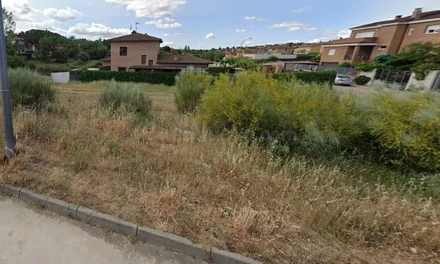 Parcela muy bien situada, zona tranquila rodeada de verde y 