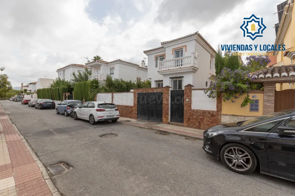 Casa independiente con piscina en La Zubia.