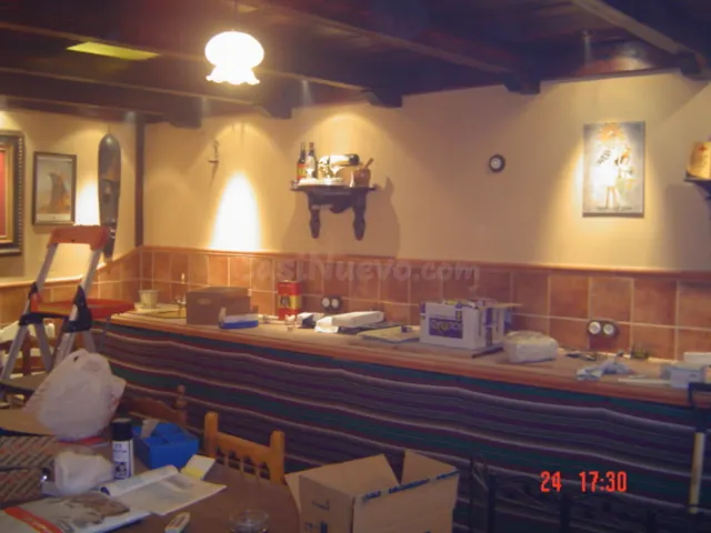 La nave dispone de oficina, cocinilla, almacén, etc. En un t
