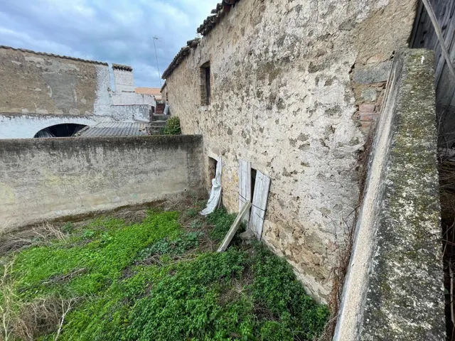 CASA PARA REFORMAR CON GRAN PATIO EN ARROYO DE LA LUZ - foto 4
