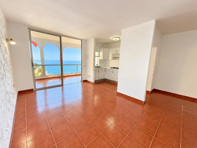 ## Espectacular apartamento en primera línea de mar con impresionantes vistas y acceso directo a la playa — 3