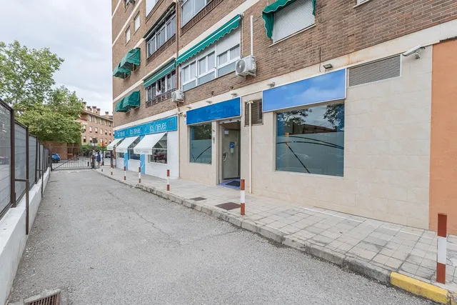 **Luminoso local comercial de 67 m2 con dos amplios escaparates** — 11