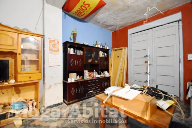 ¡ECONOMICA! AMPLIA CASA CON TERRAZA Y CON MUCHAS POSIBILIDADES — 24