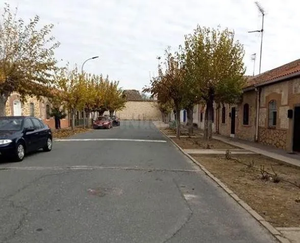 SE VENDE casa adosada OKUPA en C Paz 8 de Barcience - foto 2